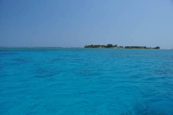 O belíssimo mar na grande barreira de corais, em Belize